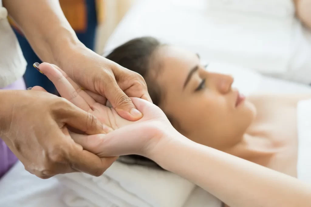 Therapist providing relaxation massage therapy to support recovery during alcohol detox at Alcohol Detox London.